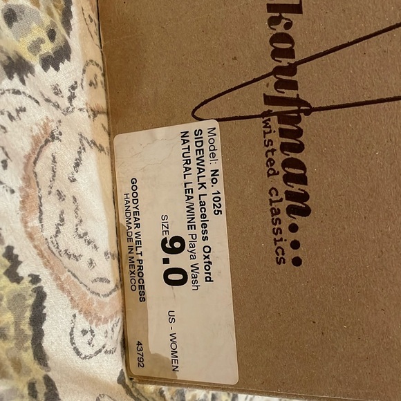 Pskaufman Ladies Boot, Size 9
Sidewalk Laceless Oxford - Picture 2 of 5